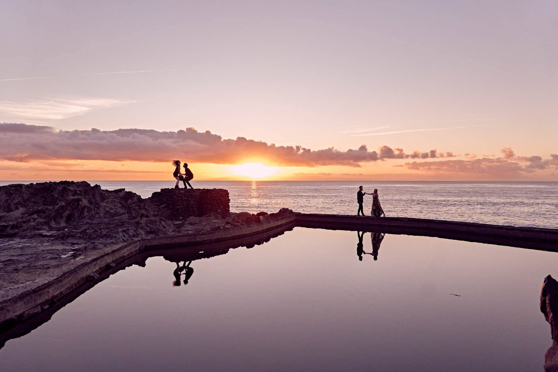 Paarshooting Teneriffa Atlantik Weitwinkel – Paar am Naturpool romantische Morgenstimmung © Chirlyart