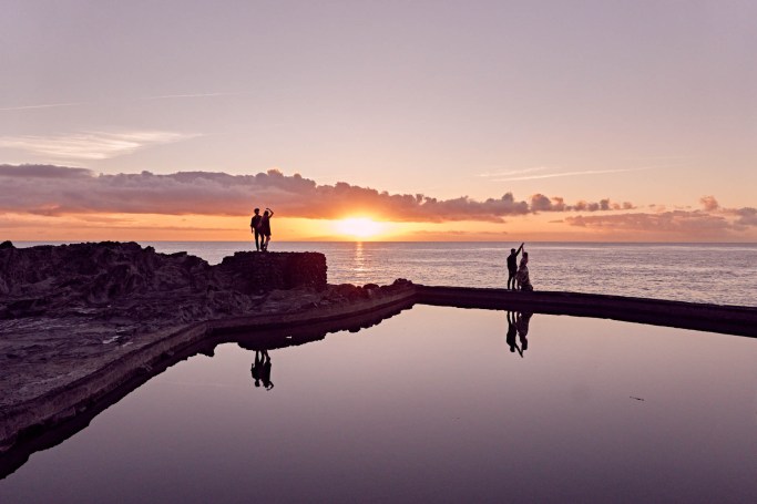 Couple Shooting Naturpool Teneriffa – Paar romantischer Kuss Küste goldene Stunde © Chirlyart