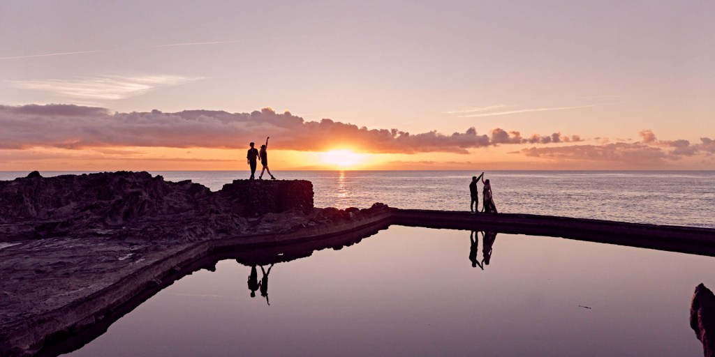Paarshooting Teneriffa Panorama – Paar am Küstenpool Atlantik warmes Morgenlicht © Chirlyart