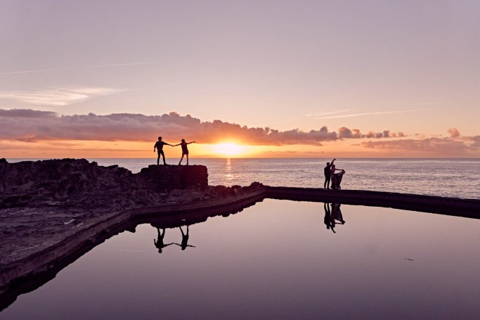 Couple Shooting Küste Kanaren – Paar zartes Portrait Sonnenaufgang Naturpool © Chirlyart