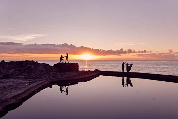 Couple Shooting Teneriffa Naturpool – Paar romantische Stimmung Sonnenaufgang Atlantik © Chirlyart