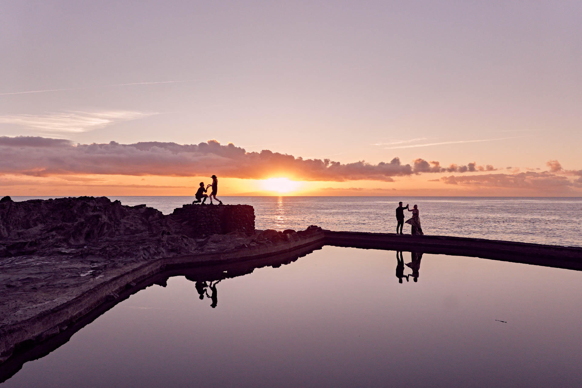 Couple Shooting Naturpool Teneriffa Weitwinkel – Paar am Küstenpool goldene Stunde Atlantik © Chirlyart