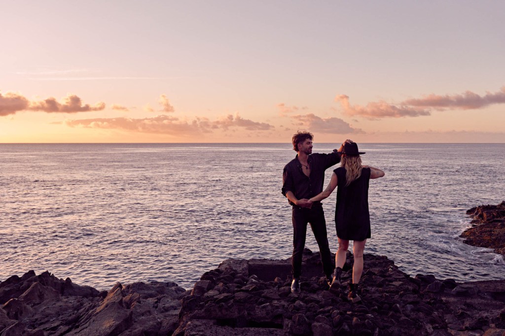 Paarshooting Teneriffa – Paar romantisches Portrait Küste warmes Morgenlicht © Chirlyart