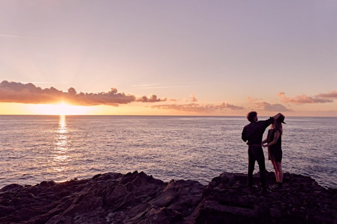 Couple Shooting Kanaren – Paar küsst sich Naturpool goldenes Licht Teneriffa © Chirlyart
