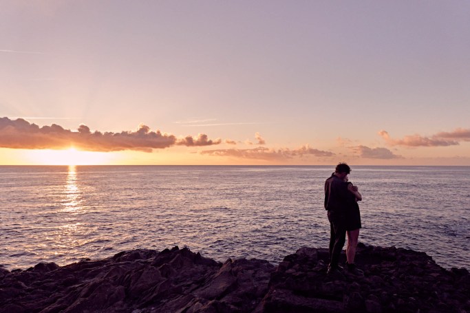 Paarshooting Naturpool Teneriffa – Paar spaziert Küstenpool goldener Morgen © Chirlyart