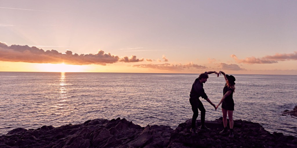 Couple Shooting Teneriffa Panorama – Paar Küstenpool Atlantik warmes Licht © Chirlyart