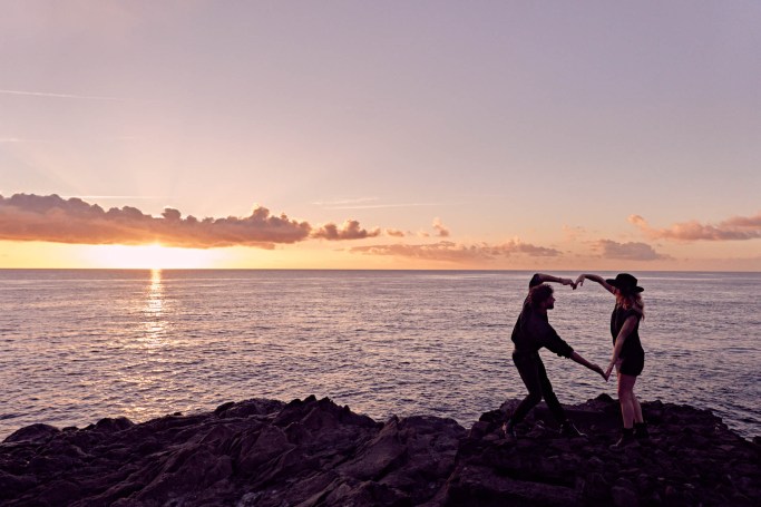 Paarshooting Küste Teneriffa – Paar zartes Portrait Sonnenaufgang Pool © Chirlyart