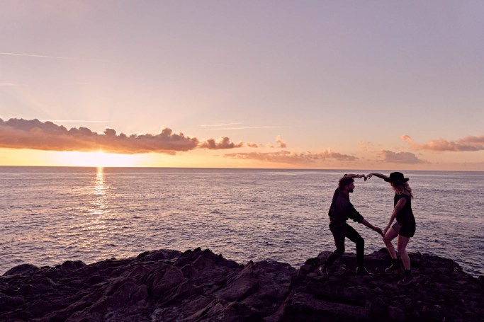 Couple Shooting Naturpool Teneriffa – Paar romantischer Moment goldene Stunde © Chirlyart