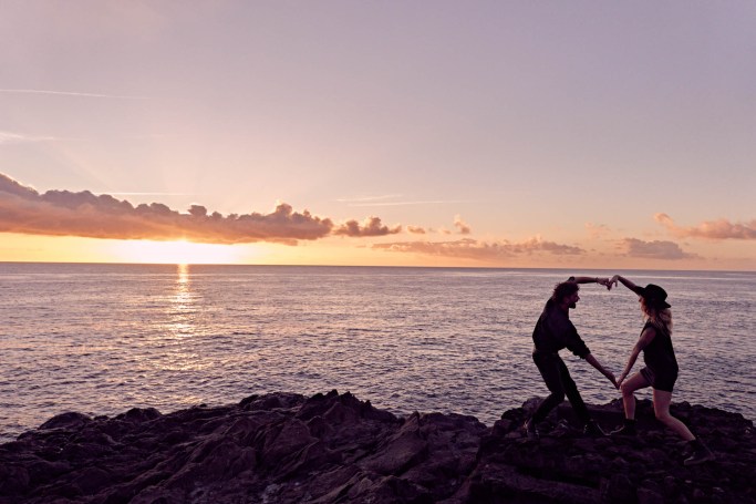 Paarshooting Teneriffa Küste – Paar küsst sich Naturpool warmes Licht Kanaren © Chirlyart