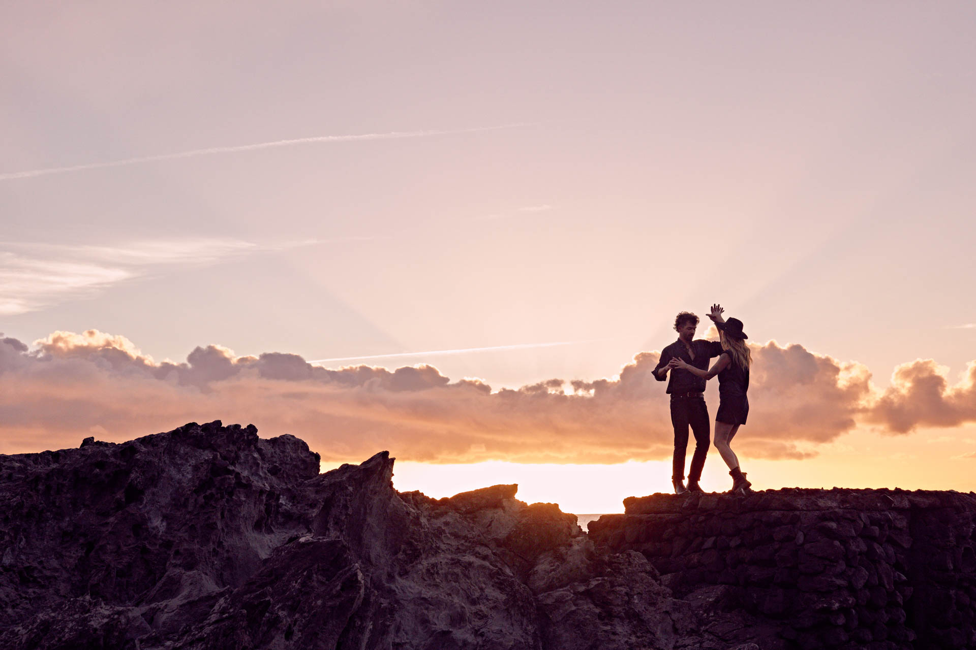Couple Shooting Teneriffa Atlantik – Paar am Naturpool Weitwinkel romantische Stimmung © Chirlyart