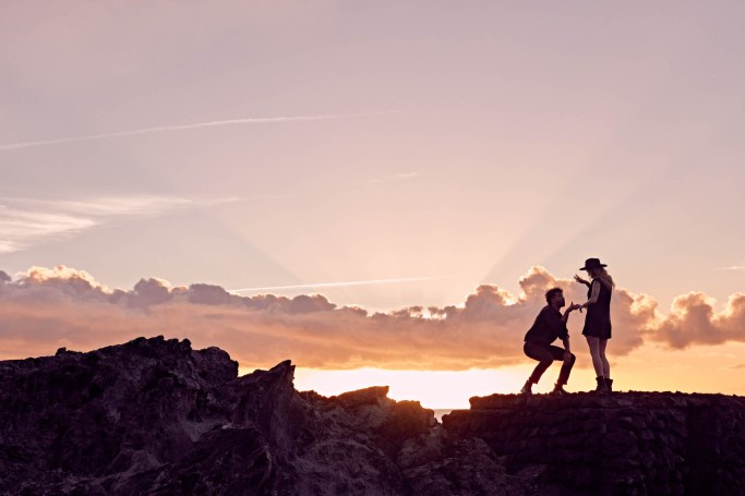 Paarshooting Naturpool Teneriffa – Paar intimer Moment goldenes Morgenlicht © Chirlyart