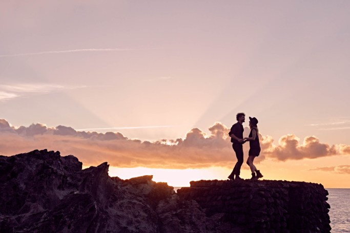 Couple Shooting Küste Teneriffa – Paar Hand in Hand Naturpool warmes Licht © Chirlyart