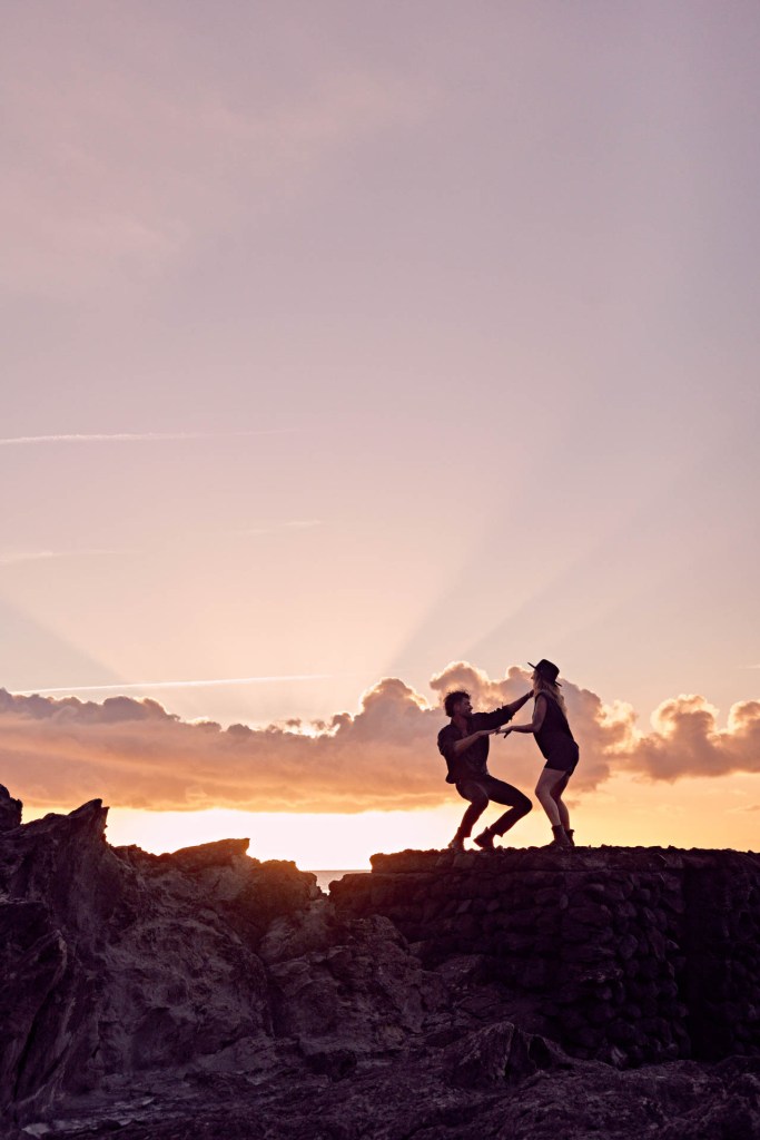 Couple Shooting Naturpool Teneriffa – Portrait warmes Licht Küste Kanaren © Chirlyart