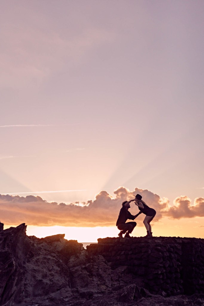 Paarshooting Küste Teneriffa – Portrait Sonnenaufgang Atlantik Küstenpool © Chirlyart