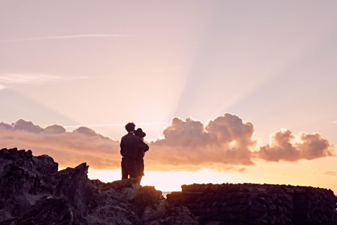 Couple Shooting Teneriffa – Paar zartes Portrait Naturpool goldenes Licht © Chirlyart
