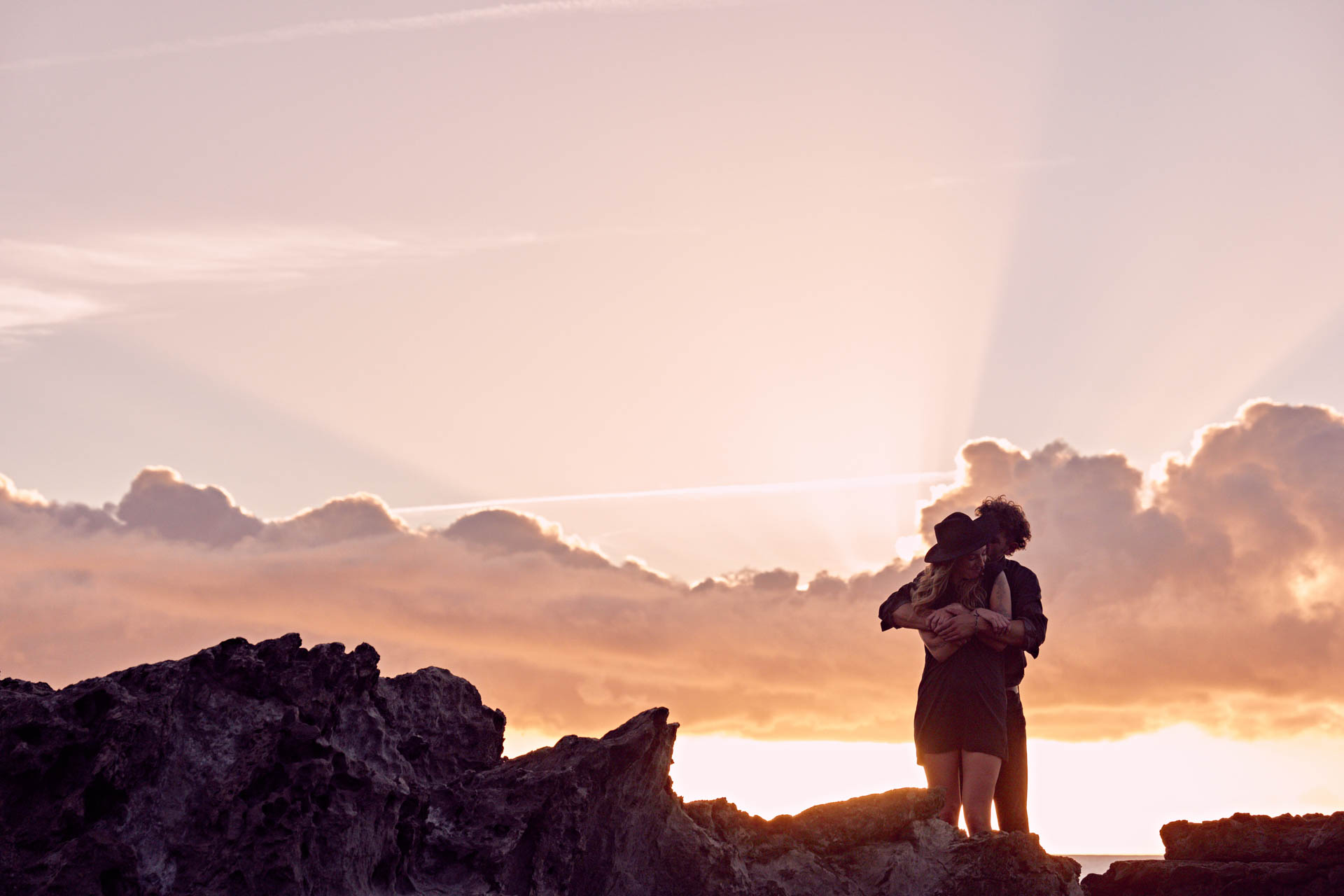 Paarshooting Teneriffa Weitwinkel – Paar am Küstenpool romantische Morgenstimmung Atlantik © Chirlyart