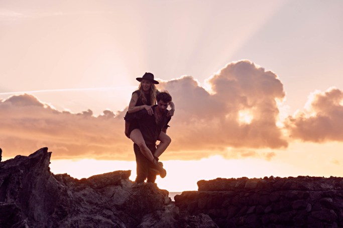 Paarshooting Teneriffa – Paar romantischer Moment Naturpool Atlantikküste © Chirlyart