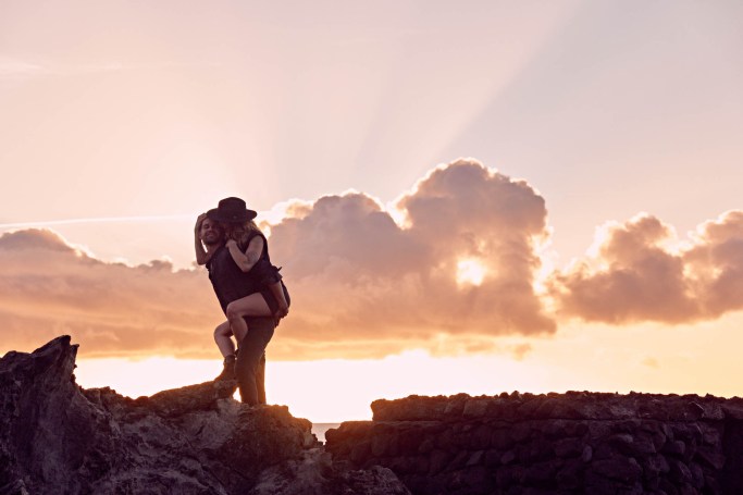 Paarshooting Teneriffa Küstenpool – Paar zartes Portrait Sonnenaufgang © Chirlyart