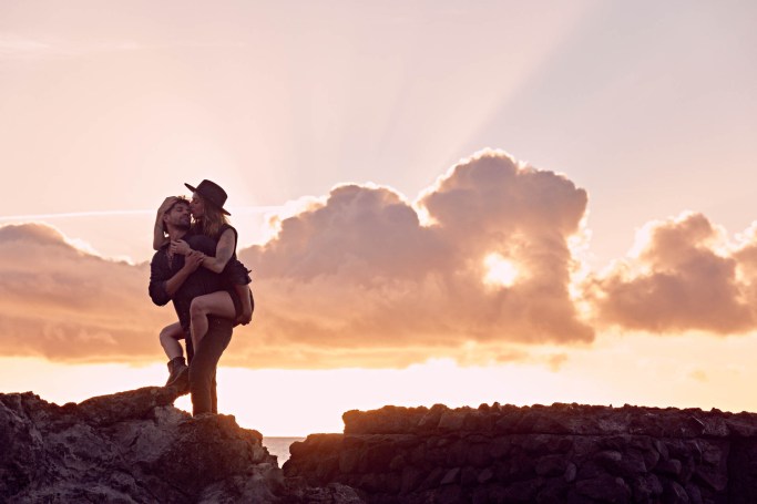 Couple Shooting Naturpool Teneriffa – Paar romantisches Portrait warmes Licht © Chirlyart