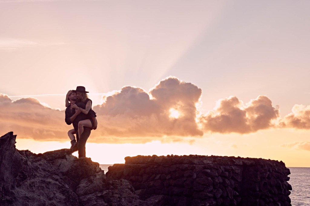 Paarshooting Teneriffa Atlantik – Paar am Küstenpool goldene Stunde Kanaren © Chirlyart