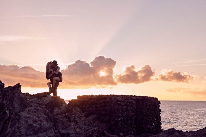 Couple Shooting Teneriffa – Paar küsst sich Naturpool romantische Stimmung © Chirlyart