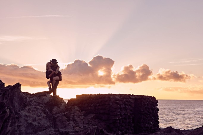Couple Shooting Teneriffa – Paar romantischer Moment Küste warmes Morgenlicht © Chirlyart