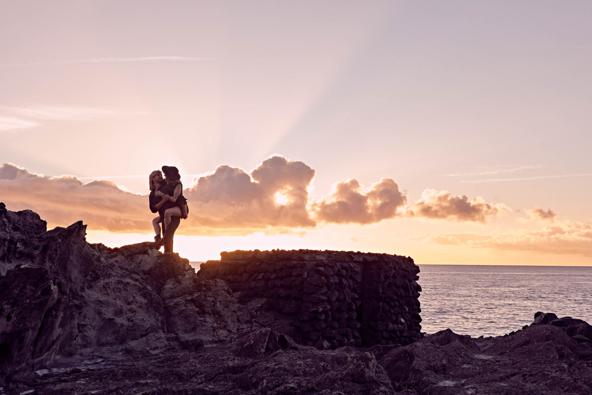 Couple Shooting Naturpool Teneriffa Weitwinkel – Paar Küstenpool Atlantik goldene Stunde © Chirlyart