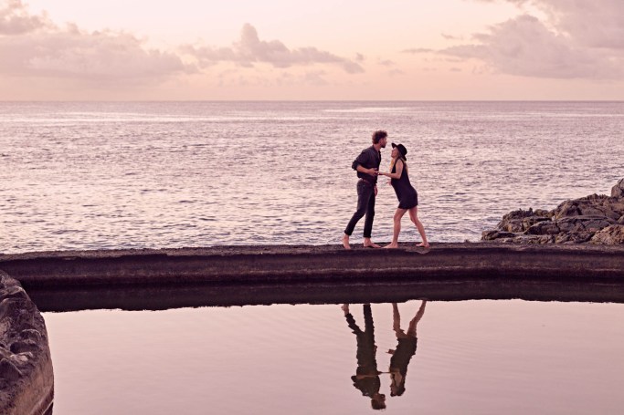 Paarshooting Teneriffa Naturpool – Paar inniger Moment Küstenpool Sonnenaufgang © Chirlyart