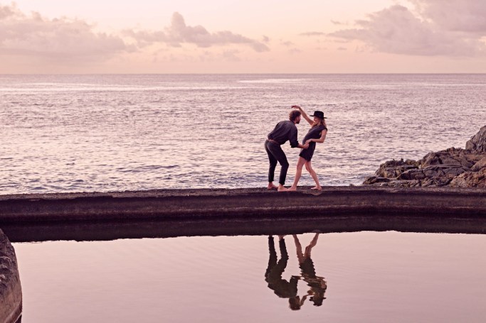 Couple Shooting Küste Teneriffa – Paar zartes Portrait warmes Licht Atlantik © Chirlyart