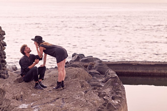 Paarshooting Teneriffa – Paar romantischer Kuss Naturpool goldenes Morgenlicht © Chirlyart