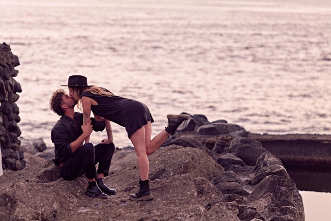 Couple Shooting Naturpool Teneriffa – Paar Hand in Hand Küste goldene Stunde © Chirlyart