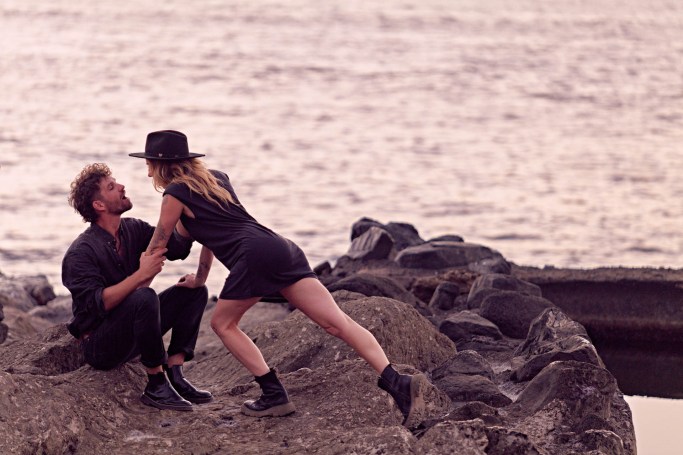 Paarshooting Teneriffa Küstenpool – Paar romantische Umarmung warmes Morgenlicht © Chirlyart