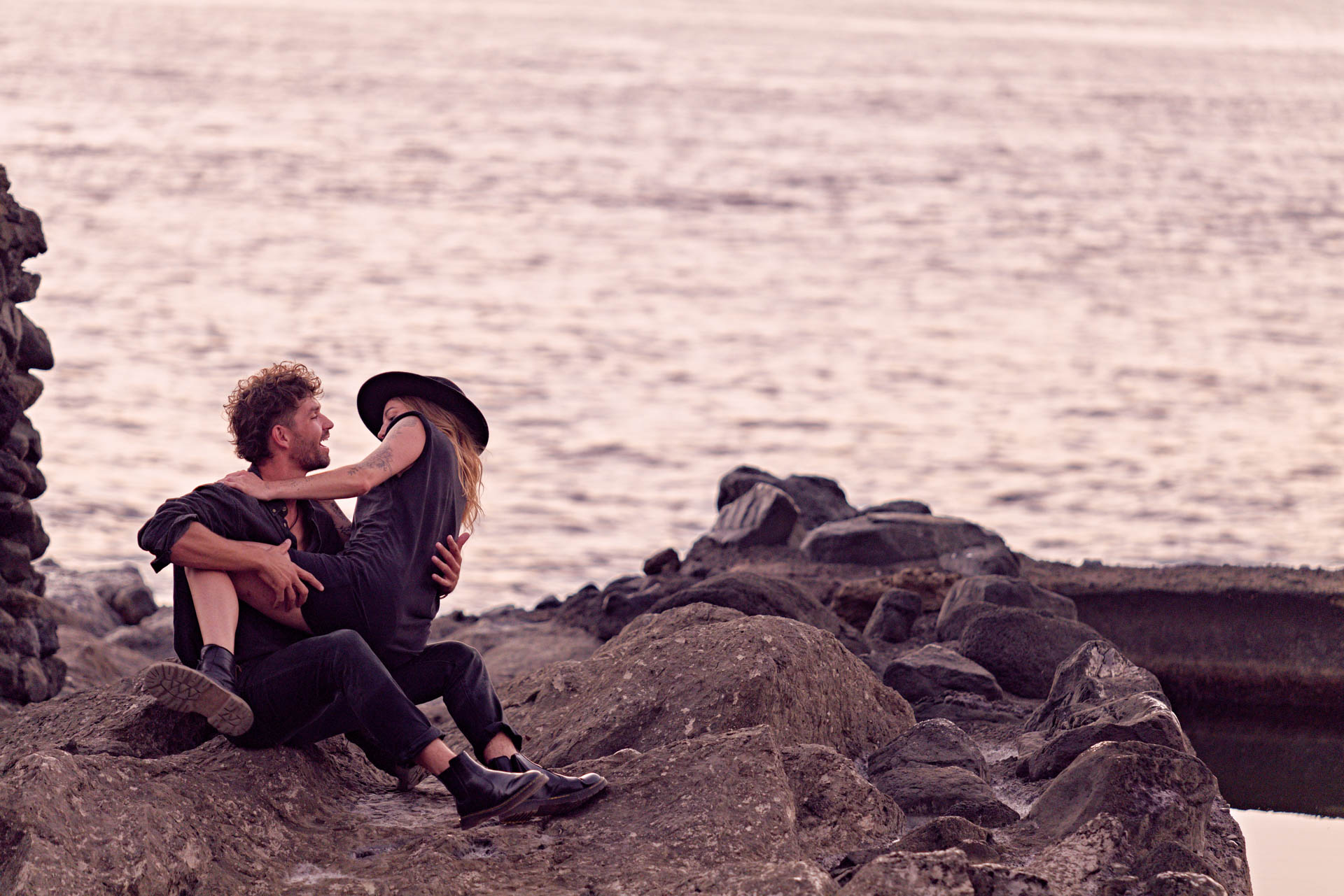 Couple Shooting Teneriffa Weitwinkel – Paar am Naturpool romantische Morgenstimmung Atlantik © Chirlyart