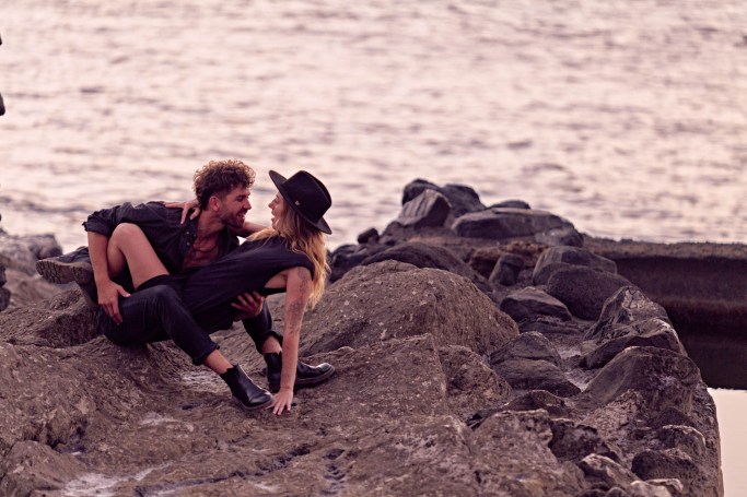 Couple Shooting Küste Kanaren – Paar zartes Portrait Sonnenaufgang Naturpool Teneriffa © Chirlyart