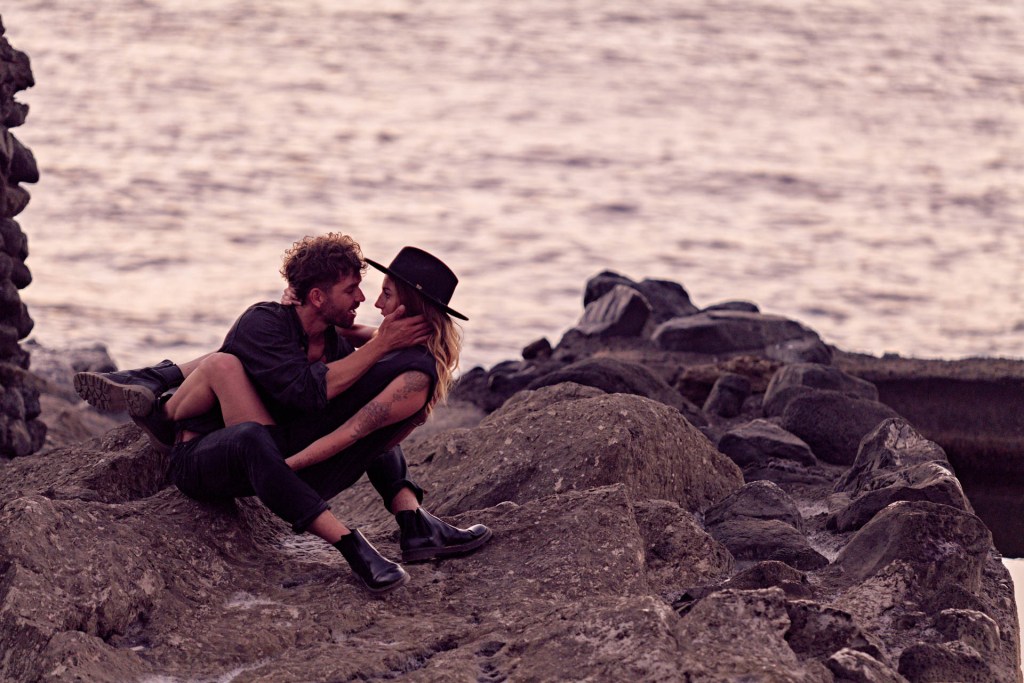 Couple Shooting Teneriffa – Paar am Küstenpool Atlantik warmes Morgenlicht Kanaren © Chirlyart