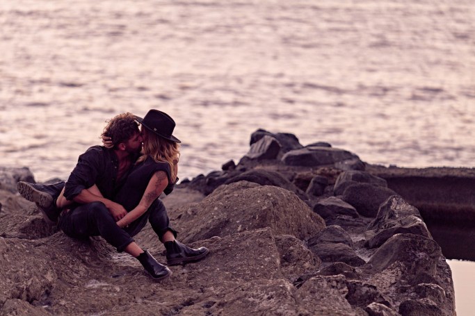 Couple Shooting Teneriffa Küste – Paar küsst sich Naturpool Sonnenaufgang © Chirlyart