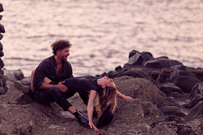 Paarshooting Teneriffa – Paar romantisches Portrait warmes Licht Küstenpool © Chirlyart