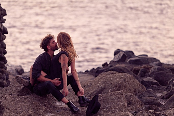 Couple Shooting Naturpool Kanaren – Paar Hand in Hand goldener Morgen Teneriffa © Chirlyart