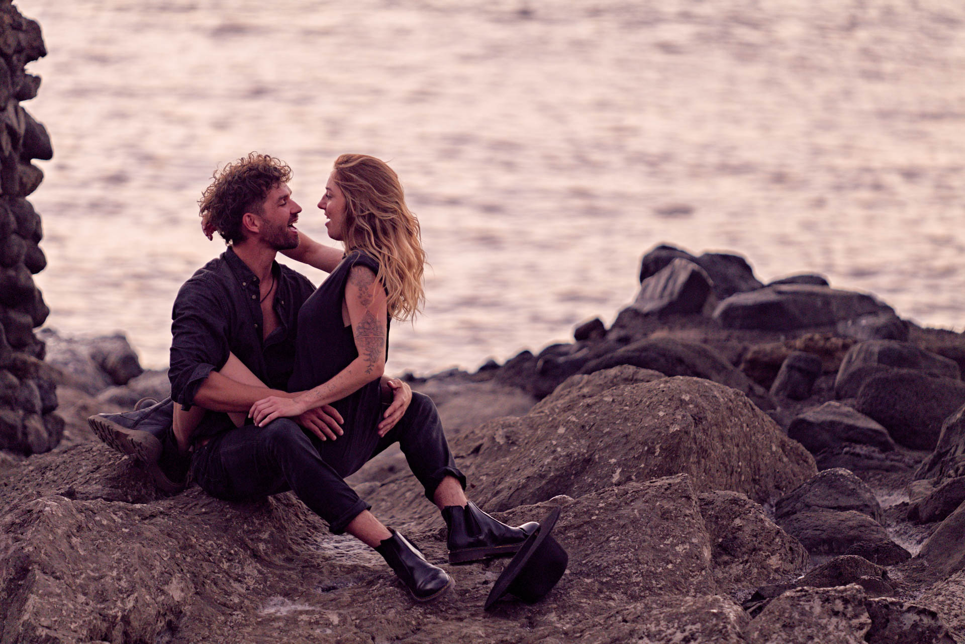 Paarshooting Teneriffa Atlantik Weitwinkel – Paar am Naturpool romantische Stimmung © Chirlyart