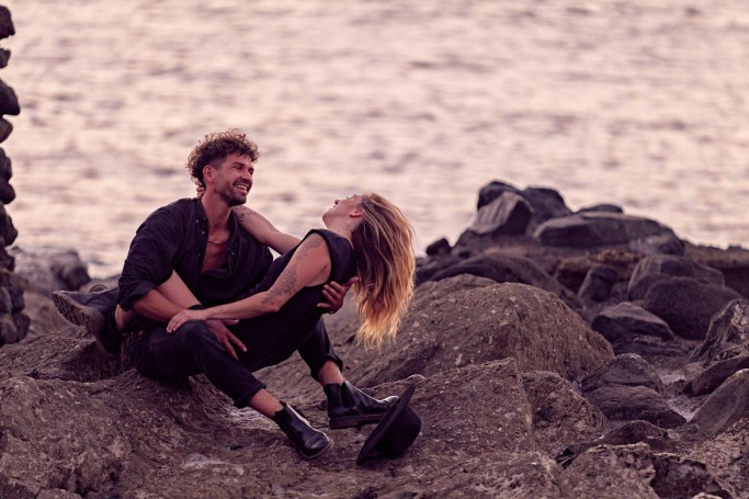 Couple Shooting Teneriffa – Paar romantischer Kuss Küstenpool goldene Stunde Kanaren © Chirlyart