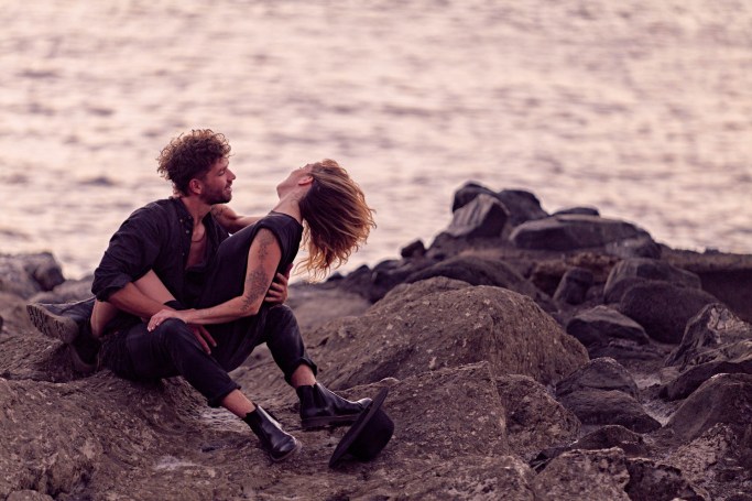 Paarshooting Naturpool Teneriffa – Paar zartes Portrait warmes Morgenlicht © Chirlyart