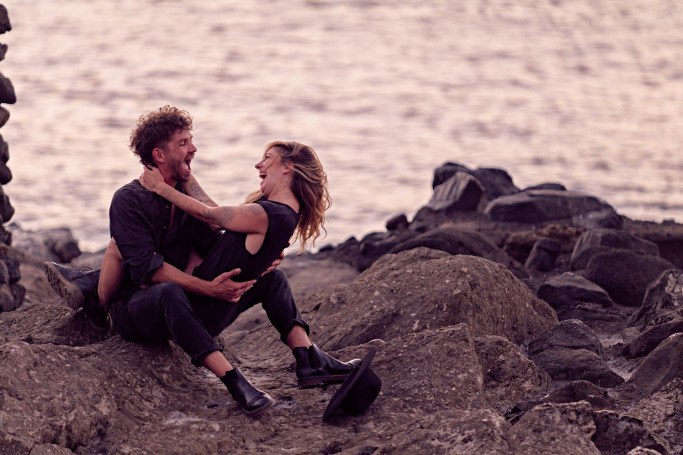 Paarshooting Teneriffa – Paar küsst sich Küstenpool Sonnenaufgang romantisch © Chirlyart