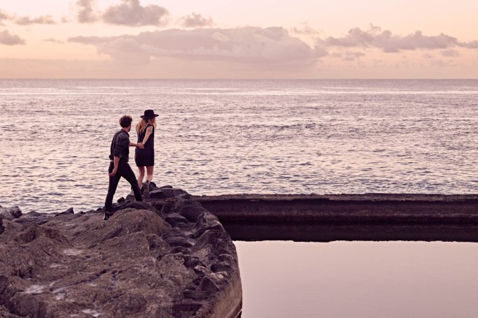 Couple Shooting Naturpool Teneriffa – Paar romantische Stimmung goldener Morgen Küste © Chirlyart