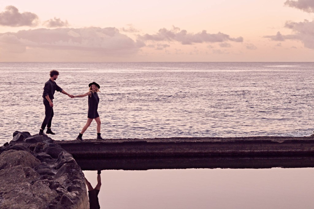 Paarshooting Teneriffa Atlantik – Paar am Naturpool romantisches Portrait goldene Stunde © Chirlyart