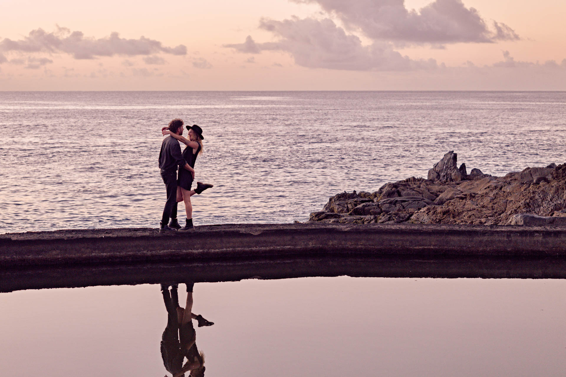 Couple Shooting Naturpool Teneriffa – Doris und O am Küstenpool, Sonnenaufgang Kanaren © Chirlyart