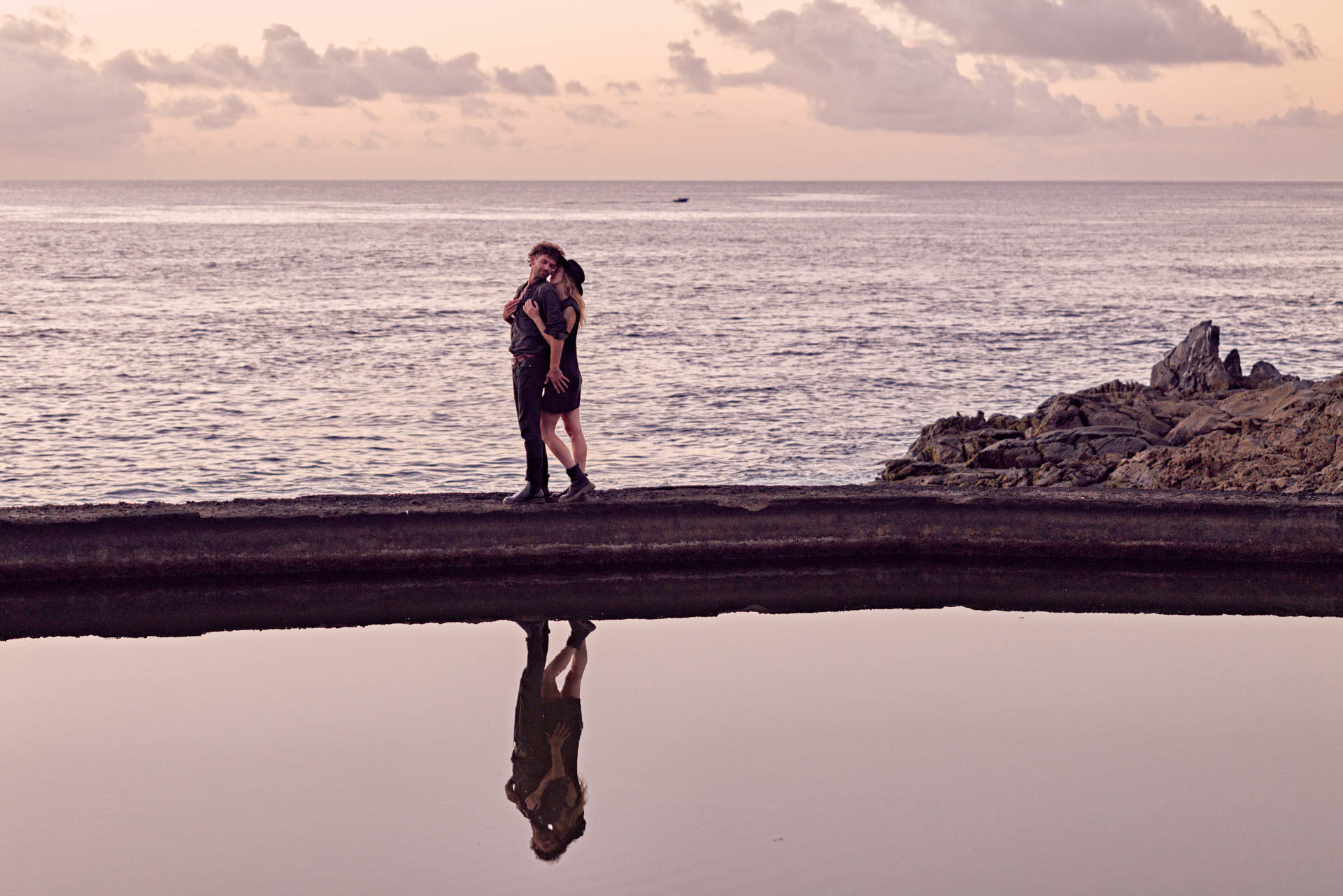 Paarshooting Teneriffa Weitwinkel – Paar Naturpool Küste goldene Stunde romantische Stimmung © Chirlyart