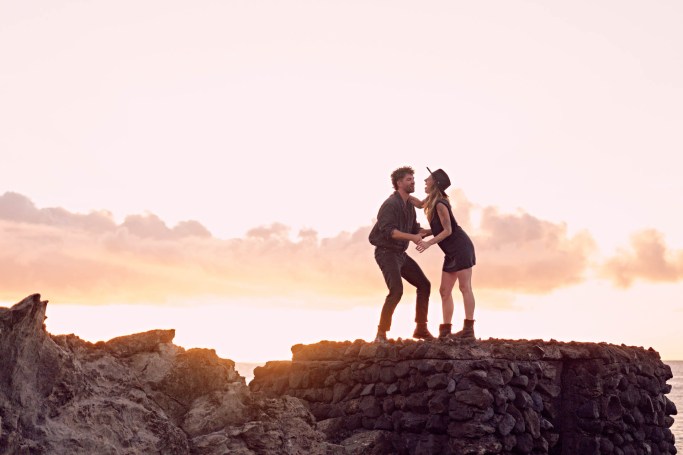 Paarshooting Küste Teneriffa – Paar romantischer Moment Sonnenaufgang Atlantik © Chirlyart