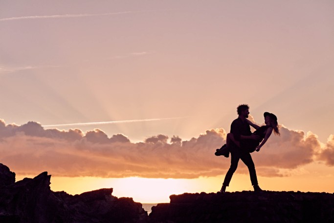 Paarshooting Teneriffa – Paar Hand in Hand Naturpool warmes Licht Atlantikküste © Chirlyart