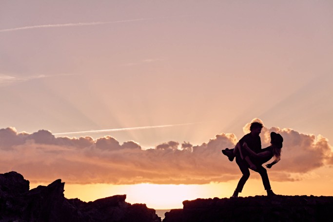 Couple Shooting Teneriffa – Paar zartes Portrait Küstenpool goldener Morgen Kanaren © Chirlyart