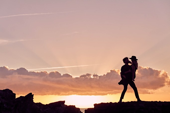 Paarshooting Naturpool Teneriffa – Paar romantischer Moment Sonnenaufgang Küste © Chirlyart